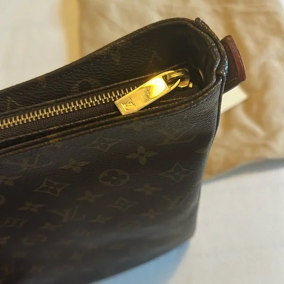 ✨Louis Vuitton Monogram Canvas Looping GM✨ - Picture 8 of 10